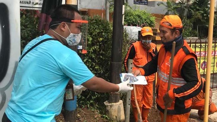 Cegah COVID-19, Indra Karya Bagikan Masker Gratis Untuk memutus penyebaran COVID-19, PT Indra Karya bersama Satgas Bencana BUMN Wilayah DKI Jakarta bagikan masker. Ada 45.000 masker yang dibagikan.