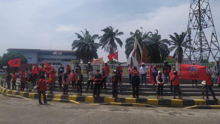 Demo buruh di kawasan industri JIEP Pulogadung.