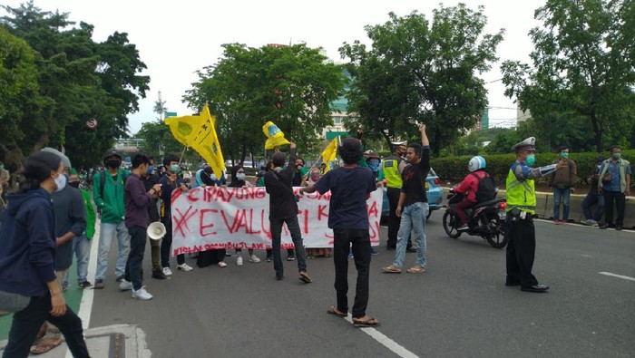 Mahasiswa demo di Jalan Pemuda, Jakarta Timur.