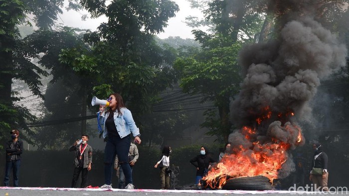 Demo tolak Omnibus Law di Kota Bandung.