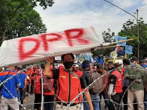 Temui Massa Demo, Gubernur Sumsel Janji Sampaikan Aspirasi Buruh ke Jokowi