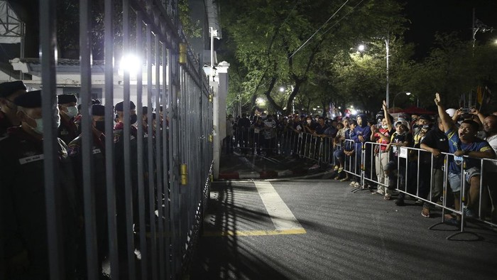 Pro-democracy protesters shout at Thai policemen during a demonstration in Bangkok, Thailand, Thursday, Oct. 15, 2020. Thai police dispersed a group of protesters holding an overnight rally outside the prime ministers office. (AP Photo/Rapeephat Sitichailapa)