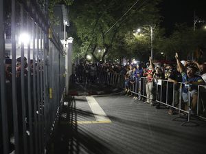 Abaikan Dekrit Darurat, Ratusan Demonstran Berkumpul di Bangkok