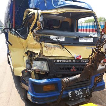 Dua Truk Kecelakaan Beruntun di Km 19 Tol Tambun arah Jakarta