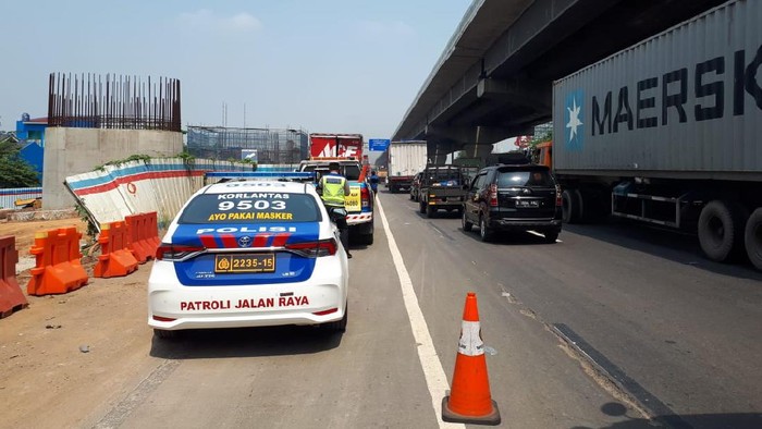 Dua Truk Kecelakaan Beruntun di Km 19 Tol Tambun arah Jakarta