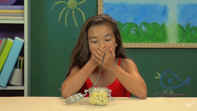 Bocah Amerika Cicip Durian