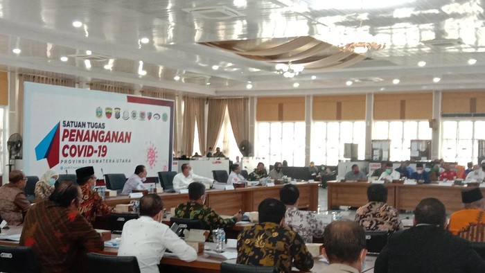 Edy Rahmayadi memimpin rapat di Rumdin Gubsu (Ahmad Arfah-detikcom)