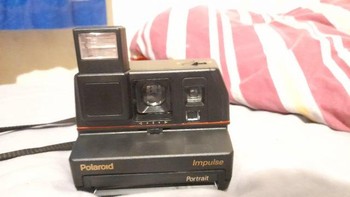 Kamera polaroid zaman dulu, sekarang dibuat lebih compact. Foto: Reddit