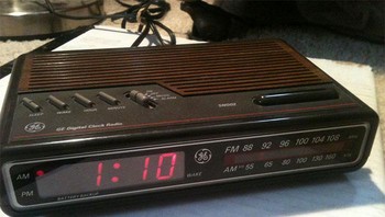 Kini alarm bisa lewat ponsel. Dulu menggunakan perangkat ini. Foto: Reddit