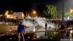 Gas Air Mata-Water Cannon Bubarkan Demo Omnibus Law di Banyumas