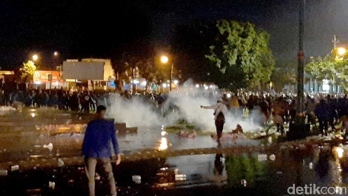 Massa mahasiswa dari berbagai universitas di Kota Purwokerto dan organisasi masyarakat (ormas) di Banyumas masih bertahan menunggu Bupati Banyumas meneken dukungan penolakan UU Omnibus Law Cipta Kerja. Polisi akhirnya menembakkan gas air mata untuk membubarkan massa.