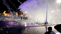 Polisi berkali-kali memberikan peringatan kepada massa untuk membubarkan diri. Hingga akhirnya sekitar pukul 20.00 WIB, polisi mulai menembakkan gas air mata dan water cannon.