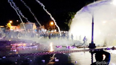 Gas Air Mata-Water Cannon Bubarkan Demo Omnibus Law di Banyumas