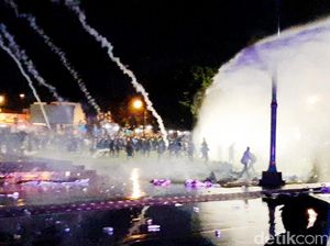 Gas Air Mata-Water Cannon Bubarkan Demo Omnibus Law di Banyumas