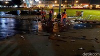 Petugas kebersihan juga tengah melakukan pembersihan sekitar lingkungan alun-alun Kota Purwokerto atau depan kantor DPRD Banyumas yang menjadi pusat aksi demo tolak Omnibus Law Cipta Kerja.
