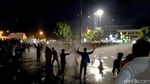 Gas Air Mata-Water Cannon Bubarkan Demo Omnibus Law di Banyumas