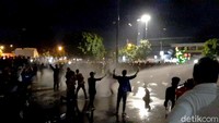 Polisi akhirnya menyemprotkan water canon untuk membubarkan massa yang semakin beringas. Bahkan, dengan sangat terpaksa menembakkan gas air mata untuk membubarkan massa.