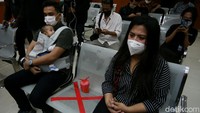 Suami Vanessa tampak menggendong sang anak saat duduk di bangku pengunjung saat menghadiri sidang tuntutan sang istri.