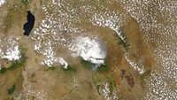 Citra satelit yang diambil NASA pada Senin 12 Oktober 2020 ini menunjukkan Gunung Kilimanjaro di Tanzania yang terbakar. Ratusan relawan yang terdiri dari penduduk Tanzania, para siswa sekolah dan juga petugas pemadam kebakaran sedang bahu membahu guna memadamkan kebakaran hutan yang terjadi di lereng Gunung Kilimanjaro.  