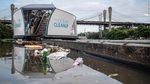 Potret Interceptors, Kapal Pemungut Sampah di Sungai Jakarta