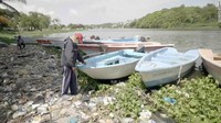 Interceptor di belahan dunia yang lain baru-baru ini mulai menghilangkan polusi sungai di dekat muara Rio Ozama, Republik Dominika. Catamaran pemungut sampah modern adalah pemandangan yang aneh namun menyenangkan bagi nelayan lokal berusia 73 tahun, Luis Peguero.