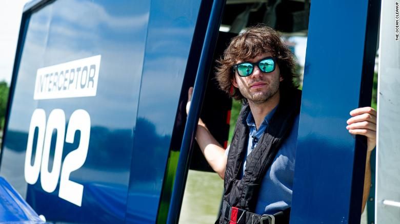 Interceptors, kapal pemungut sampah plastik dari The Ocean Cleanup ciptaan Boyan Slat