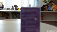Para pengunjung yang beraktivitas di dalam Perpustakaan Nasional pun diwajibkan untuk mengenakan masker.