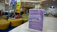 Sejumlah pengunjung beraktivitas di Perpustakaan Nasional, Jakarta, Kamis (15/10/2020).