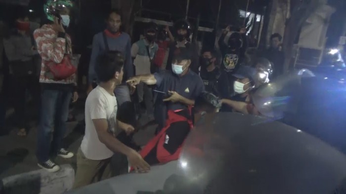 Jenazah dibawa keluarga dari RS Awal Bros, dicegah polisi. (Reinhard S/detikcom)