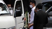 Jenazah pengusaha Robby Sumampow bersiap untuk diberangkatkan dari rumah duka setelah beberapa hari disemayamkan di Tiong Thing, Surakarta, Jawa Tengah, Kamis (15/10/2020). Agung Mardika/Dok. Detikcom.