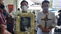 Setelah disemayamkan selama tiga hari di rumah duka Thiong Ting, Jebres, Solo, jenazah pengusaha Robby Sumampow dimakamkan hari ini. Jenazah dimakamkan di Taman Memorial Delingan, Karanganyar. Bayu Ardi Isnanto/Dok.Detikcom.