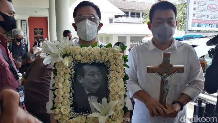 Jenazah Robby Sumampow Diberangkatkan ke Pemakaman Jenazah pengusaha Robby Sumampow dimakamkan hari ini. Sebelum pemakaman, keluarga gelar misa pemberangkatan jenazah di ruang E Thiong Ting, Kamis (15/10).