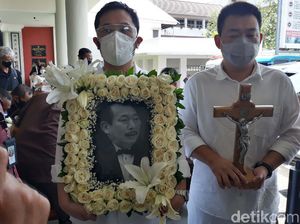Jenazah Robby Sumampow Diberangkatkan ke Pemakaman