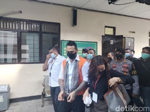 Tampilan Baru Jerinx di Sidang Tak Lagi Bermasker di Dagu