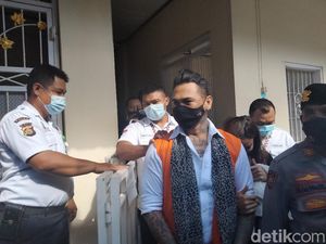 Saat Jerinx Tampil Bermasker Sesuai Aturan Usai Sidang