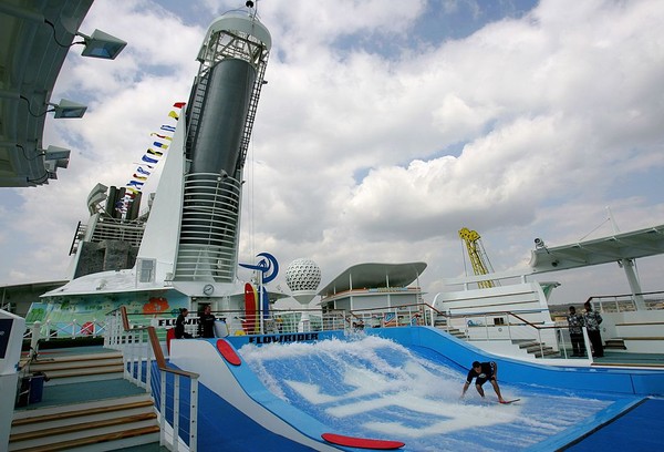 Di situsnya, Royal Caribbean menyebutkan pelayaran pertama di tengah pandemi ini sebagai Opening Cruise. Paket wisata yang ditawarkan pada opening cruise itu adalah penumpang bakal menikmati dua malam berlayar dari Singapura. Bedanya, kali ini wisatawan wajib menerapkan protokol kesehatan yang ketat. Daniel Berehulak/Getty Images Di situsnya, Royal Caribbean menyebutkan pelayaran pertama di tengah pandemi ini sebagai Opening Cruise. Paket wisata yang ditawarkan pada opening cruise itu adalah penumpang bakal menikmati dua malam berlayar dari Singapura. Bedanya, kali ini wisatawan wajib menerapkan protokol kesehatan yang ketat. Daniel Berehulak/Getty Images