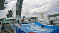 Di situsnya, Royal Caribbean menyebutkan pelayaran pertama di tengah pandemi ini sebagai Opening Cruise. Paket wisata yang ditawarkan pada opening cruise itu adalah penumpang bakal menikmati dua malam berlayar dari Singapura. Bedanya, kali ini wisatawan wajib menerapkan protokol kesehatan yang ketat. Daniel Berehulak/Getty Images  