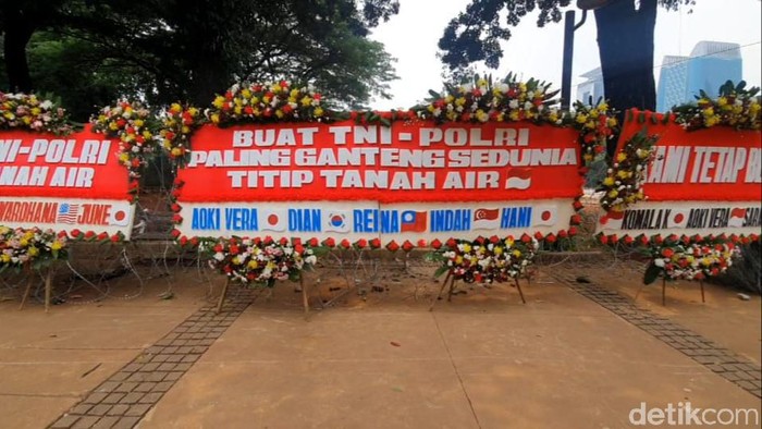 Karangan bunga untuk TNI-Polri di sekitar patung kuda, Jakarta.