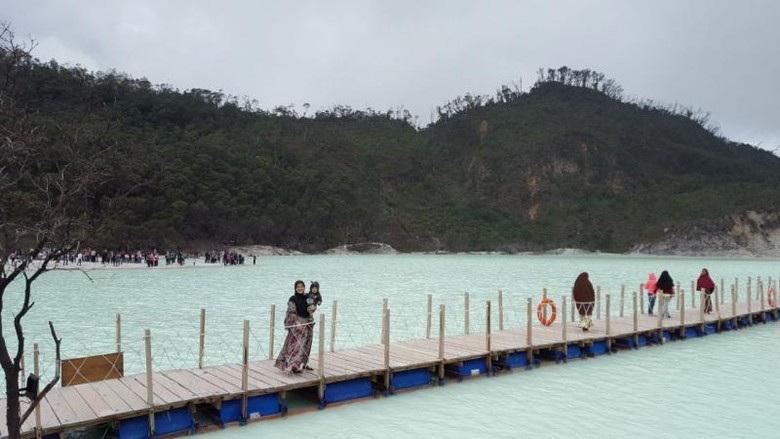 Kawah Putih Objek wisata di Bandung.
