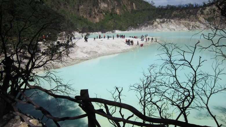 Kawah Putih Objek wisata di Bandung.