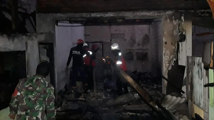 Sebuah kafe di Kota Probolinggo ludes terbakar. Kebakaran terjadi karena adanya korsleting listrik.