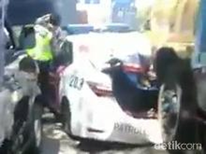 Video mobil PJR Tol Jatim II ringsek tertabrak truk besar dari belakang beredar di media sosial. Dalam video itu, tampak mobil PJR tertabrak truk saat melakukan penindakan.