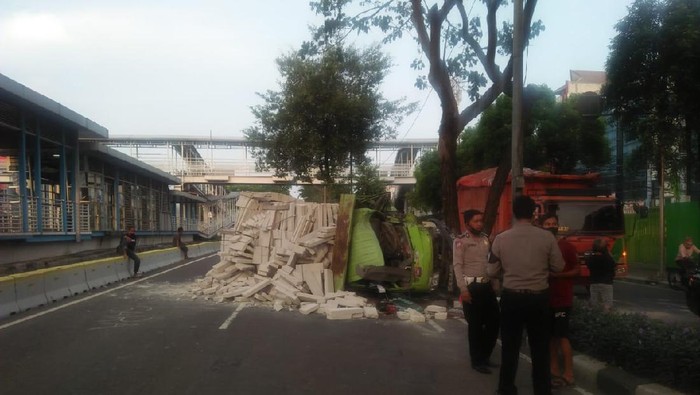 Kecelakaan truk terguling di Kemayoran