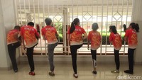 Sejumlah atlet mempersiapkan diri sebelum mengikuti Virtual Wushu Championship 2020 di Sekolah Pahoa, Tangerang, Kamis (15/10/2020).  