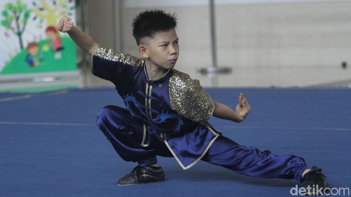 Sejumlah atlet mempersiapkan diri sebelum mengikuti Virtual Wushu Championship 2020 di Sekolah Pahoa, Tangerang, Kamis (15/10/2020).