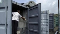 Arthur Lee menggunakan teknologi terbaru untuk merawat tanaman-tanamannya.  