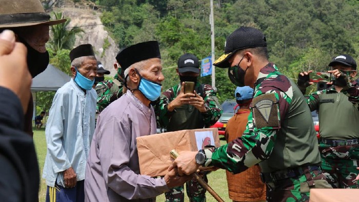 Kopassus Bagi 120 Paket Sembako untuk Warga Terdampak COVID di Purwarkarta