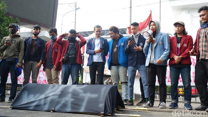 Mahasiswa bawa keranda hitam dalam aksi tolak Omnibus Law di Bandung.