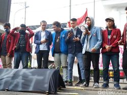 Tolak Omnibus Law, Mahasiswa Bawa Keranda Hitam ke Gedung DPRD Jabar