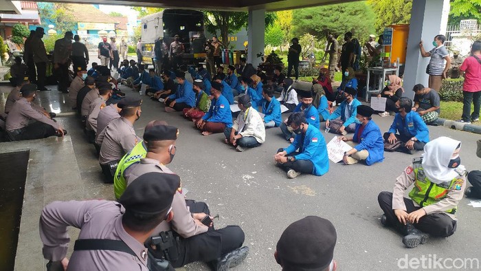 Mahasiswa Sidoarjo Tolak UU Omnibus Law, Ajak Anggota DPRD Doa Bersama